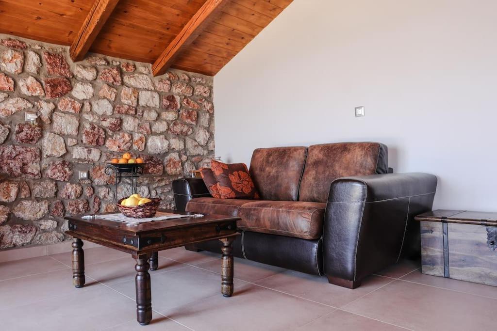 Petronas Land House 2 Villa Archangelos  Bagian luar foto